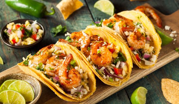 Fisch und Seafood sind alles andere als eintönig: Garnelen-Tacos mit knackigem Salat zeigen die kulinarische Vielfalt auf dem Teller.